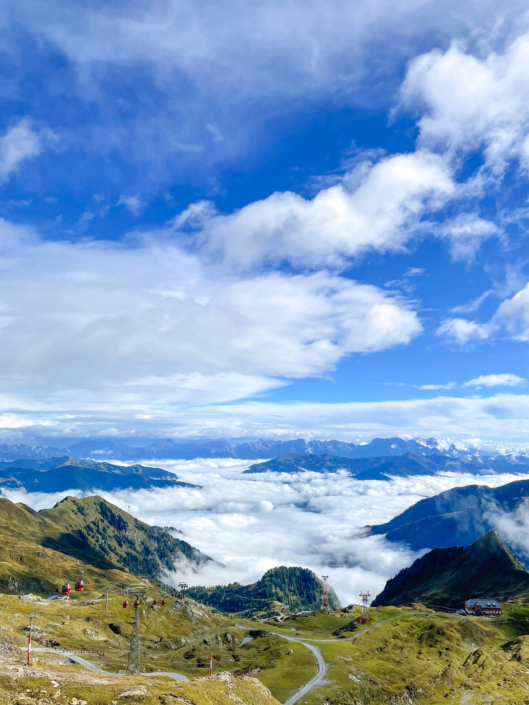Wolken ziehen durch ein Bergtal bei Kaprun in Österreich